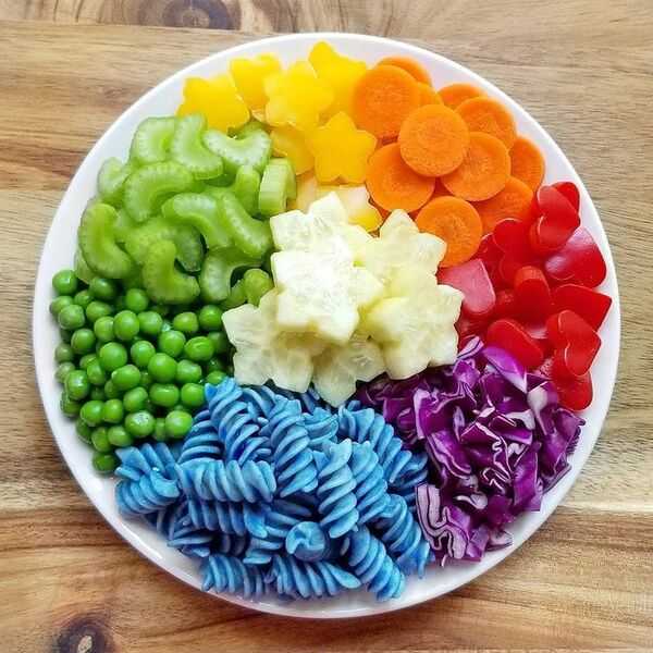 Spalvingas dubuo su daržovėmis ir lengvu patiekalu